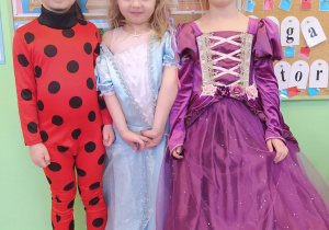 Dziewczynki przebrane za (od lewej) biedronkę księżniczkę i księżniczkę
