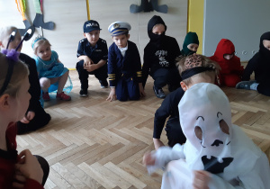 Dzieci aktywnie uczestniczą w zabawie karnawałowej