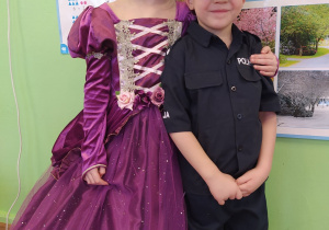 Dziewczynka przebrana za księżniczkę i chłopiec przebrany za policjanta