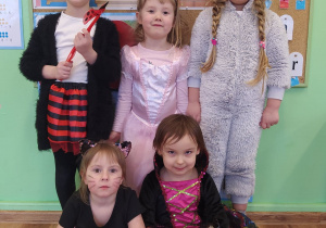 Dzieci przebrane za: stoją od lewej biedronka księżniczka jednorożec siedzą kot i czarodziejka