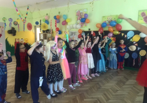 Dzieci na balu karnawałowym tańczą