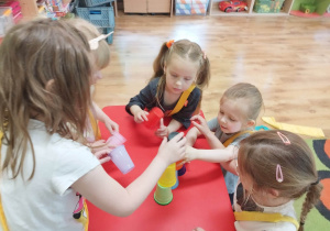 Dzieci ustawiają wieże z plastikowych kubeczków