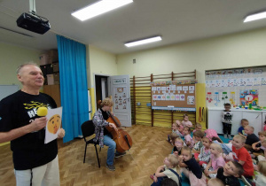 Dzieci oglądają występ Pana Witka i jego gościa grającego na wiolonczeli