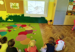 Dzieci oglądają bajkę edukacyjną "The Dot- kropka"