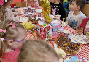Dzieci degustują słodkości podczas urodzin koleżanki