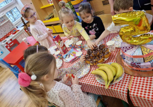 Dzieci degustują słodkości podczas urodzin koleżanki