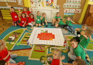 Dzieci prezentują zakodowany obrazek jabłka