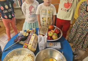 Dzieci przygotowują masę na ciasteczka
