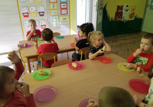 Dzieci jedzą ciasto