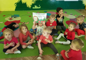 Dzieci prezentują ilustrację do bajki o "Jabłuszkach i jeżyku"