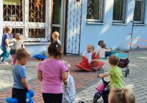 Dzieci bawią się na tarasie