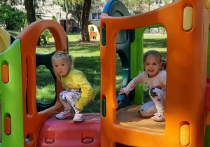 Dzieci bawią się w ogrodzie przedszkolnym