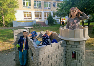 Dzieci bawią się w zamku w ogrodzie