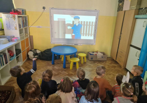 Dzieci oglądały film edukacyjny n/t pracy listonosza