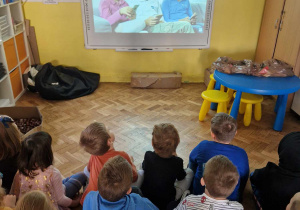 Dzieci oglądają film edukacyjny o bezpiecznym korzystaniu w sieci