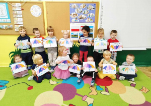 Dzieci prezentują prace plastyczne pt. Parasol.