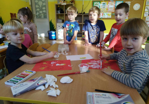 Dzieci wykonują pracę plastyczną "Godło Polski"