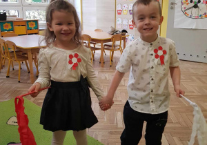 Dzieci dobierają się w pary biało czerwone