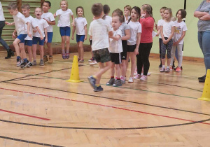 Dzieci uczestniczą w konkurencji sportowej