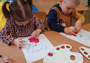 Dzieci z gr 2 malują farbami misia