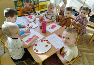 Dzieci z gr 2 malują farbami misia