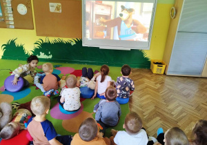 Dzieci z grupy 2 oglądają bajkę „Masza i niedźwiedź".