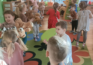 Dzieci z gr 3 tańczą ze swoimi pluszakami