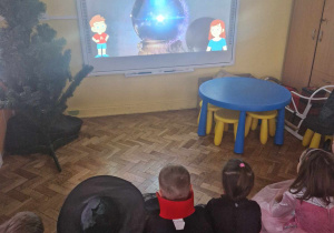 Dzieci oglądają film edukacyjny n/t wróżb