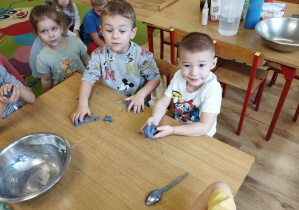 Dzieci bawią się slime.