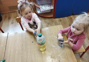 Dzieci bawią się slime.