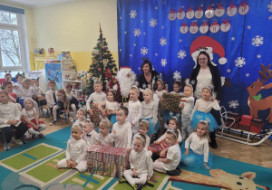 Zdjęcie dzieci z grupy 2 z Świętym Mikołajem i nauczycielkami.