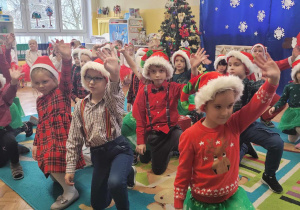 Dzieci z gr 5 tańczą świąteczny taniec