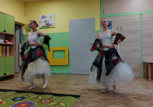2 baletnice prezentują taniec czekolady z baśni Dziadek do orzechów.