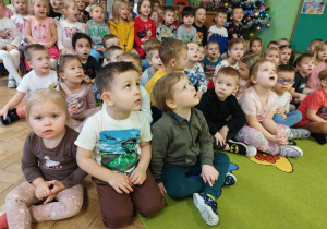 Dzieci oglądają pokaz baletowy.