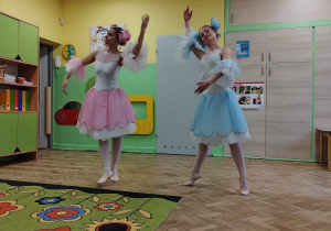 2 baletnice prezentują taniec księżniczek zaczarowanych w ptaki z baśni Śpiąca królewna.