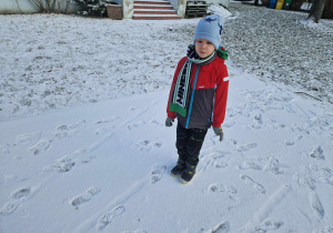Chłopec robi ślady na śniegu