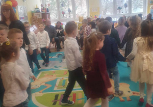 Dzieci tańczą w parach Belgijke