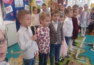 Dzieci recytują wiersze przez mikrofon