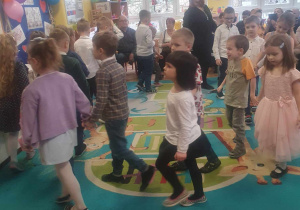 Dzieci tańczą w parach Belgijke