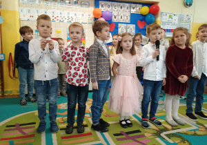 Dzieci recytują wiersze przez mikrofon