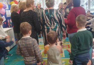 Babcie tańczą z wnukami podczas zabawy
