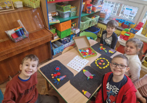 Dzieci układają obrazki z figur geometrycznych
