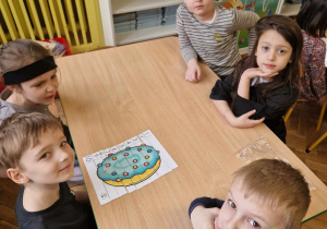 Dzieci prezentują swoje ułożone puzzle