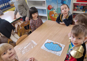 Dzieci prezentują swoje ułożone puzzle