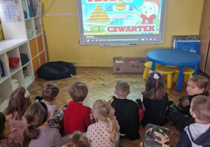 Dzieci oglądaja film edukacyjny o tłustym czwartku
