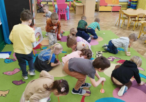 Dzieci uczestniczą w ćwiczeniu oddechowym.
