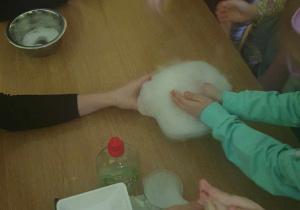Dzieci uczestniczą w eksperymencie z suchym lodem