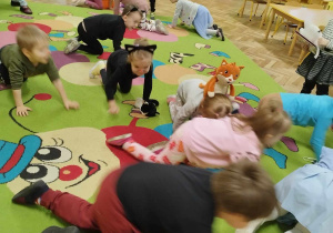 Dzieci uczestniczą w zabawie ruchowej