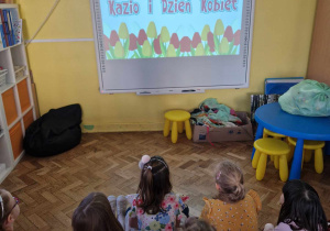 Dzieci oglądają film edukacyjny z okazji Dnia Kobiet