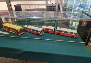 w gablocie widać modele starych autobusów